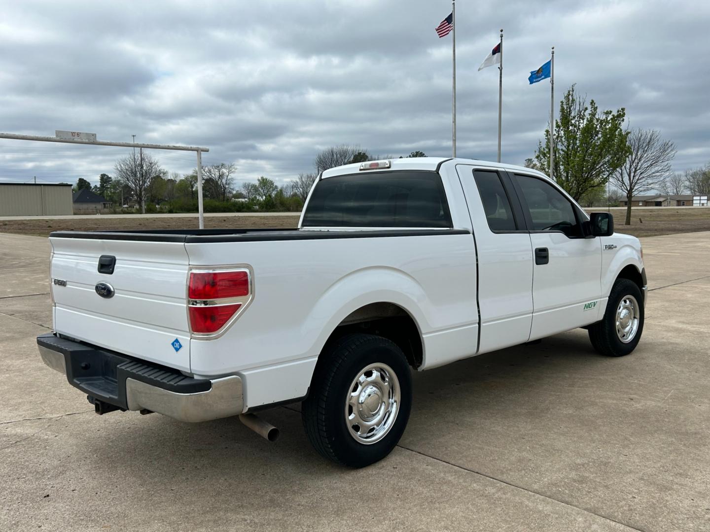 2014 White /Gray Ford F-150 (1FTEX1CMXEK) with an 3.7L V6 DOHC 24V engine, 6-Speed Automatic transmission, located at 17760 Hwy 62, Morris, OK, 74445, (918) 733-4887, 35.609104, -95.877060 - 2014 FORD F-150 XL SUPERCAB 6.5-ft. BED 2WD 3.7L V6 FEATURES KEYLESS REMOTE ENTRY, POWER LOCKS, POWER WINDOWS, AM/FM STEREO, SIRIUS XM STEREO, CD PLAYER, AUXILLARY PORT, HANDS-FREE BLUETOOTH CALLING, CRUISE CONTROL, TRACTION CONTROL, MULTI-FUNCTIONING STEERING WHEEL CONTROLS. HAS 175,444 MILES WITH - Photo#4